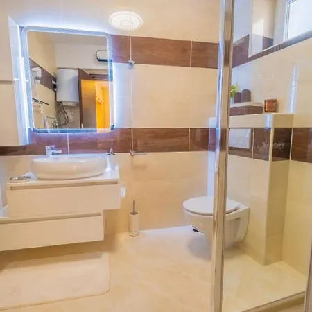 Zentrumsnahes Mit Privatparkplatz, Eintrittskarten Fuer Bootsausflug Und Aquarium *
