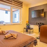 Zentrumsnahes Mit Privatparkplatz, Eintrittskarten Fuer Bootsausflug Und Aquarium * נובי ווינודולסקי